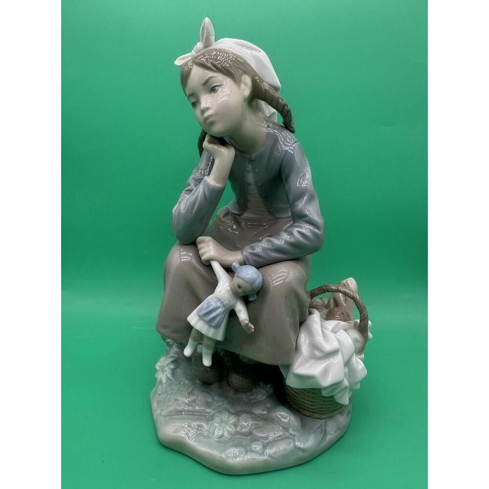 LLADRO Girl Sitting Doll  Toy Apples Daydreaming And Basket #1211 Mint No Box